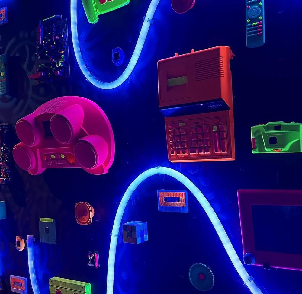 Pared con Objetos Retro Bajo Luz UV